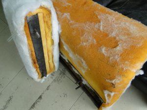 採用鐵材的沙發骨架