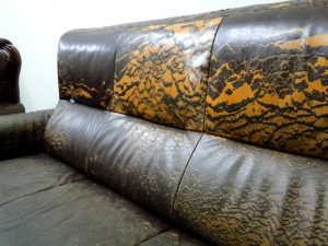 沙發修理前，沙發皮脫膠嚴重