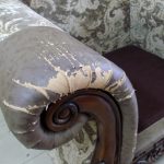 扶手修理前,皮剝落