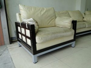 單人座皮沙發修理前