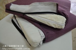 椅墊泡棉包覆絲棉，並車縫內裡